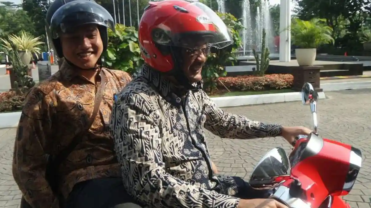 Membonceng Ajudannya, Djarot Naik Vespa ke Balai Kota