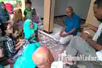 warga-desa-di-bangkalan-sedang-memperhatikan-pelatihan-menjahit-bola.jpg