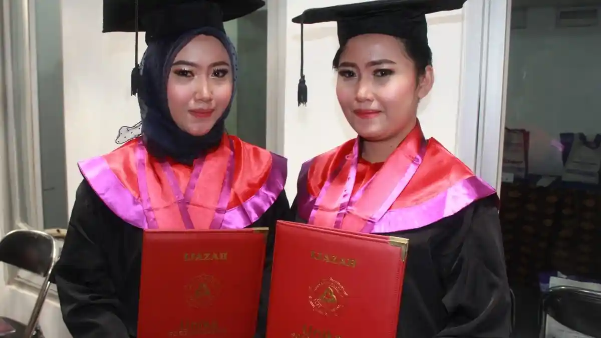 Dina dan Dini Jadi Wisudawati Kembar Pertama di Unika