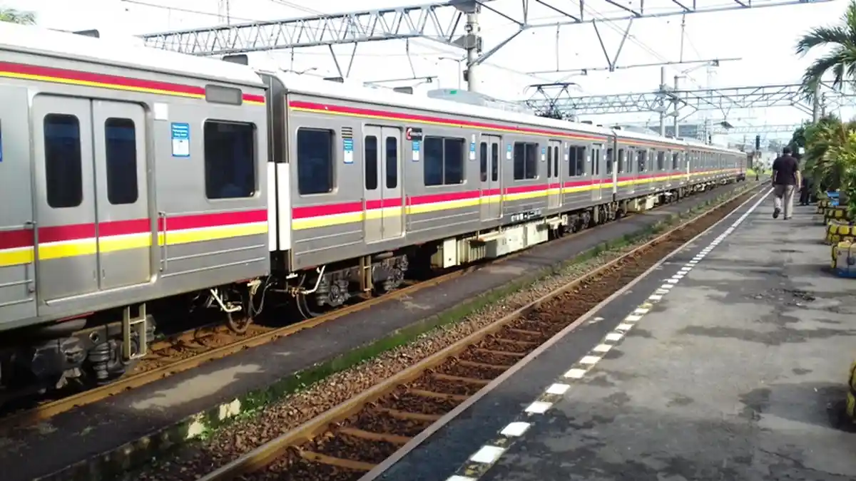 KRL Commuter Line Tujuan Jakarta Kota Terlambat di Stasiun Bogor ...