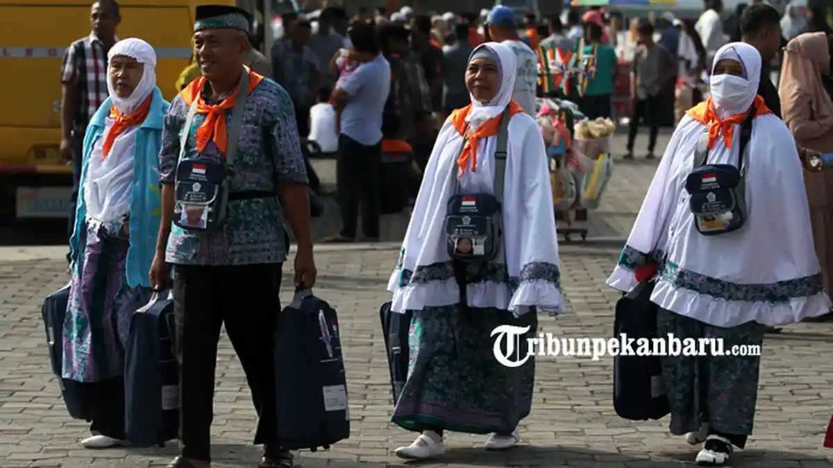 FOTO: Pelepasan CJH Dari Pekanbaru dan Kampar Berangkat Dari Mesjid An Nur - haji_20180724_163235.jpg