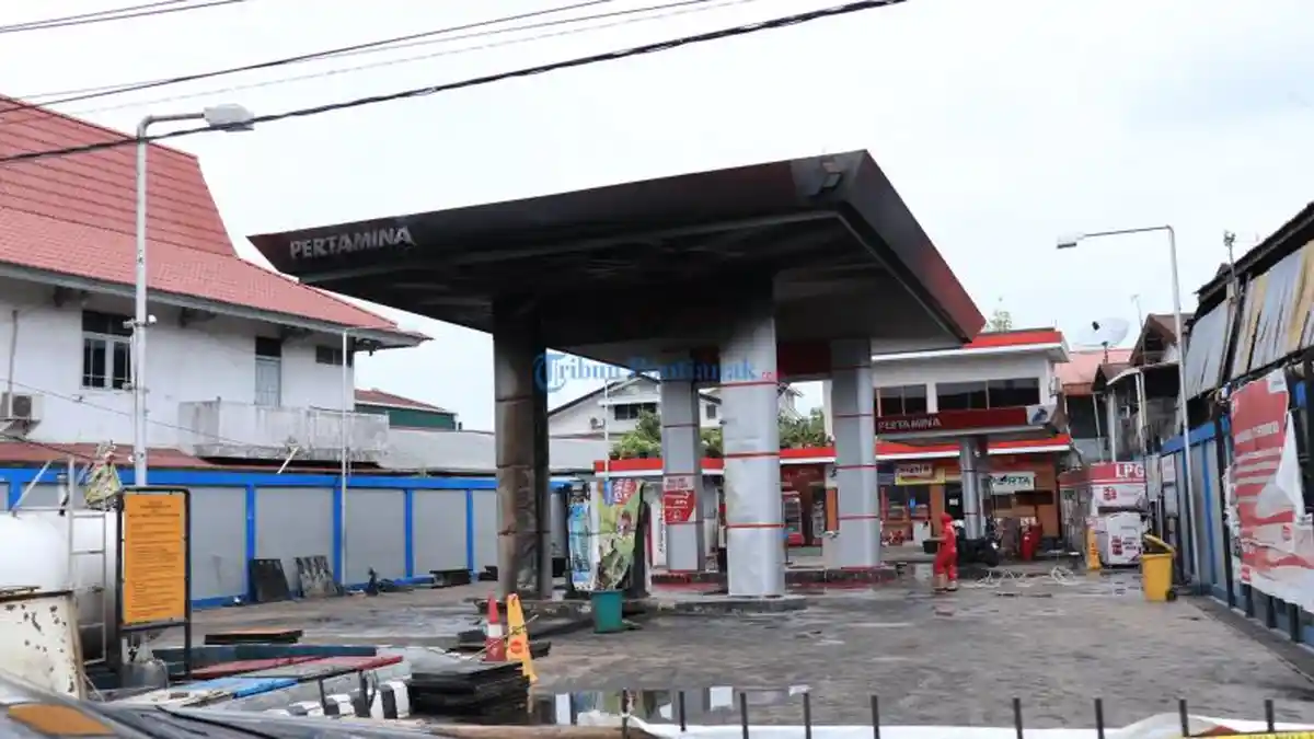 FOTO: Pegawai SPBU Bersihkan Sisa Kebakaran Truk Pengangkut Sampah - karyawan-bersihkan-spbu.jpg