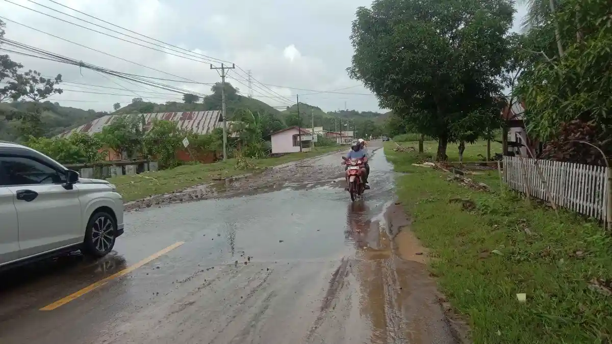 Warga Tolongio Gorontalo Utara Keluhkan Jalan Trans Sulawesi Licin, Genangan Air jadi Penyebabnya