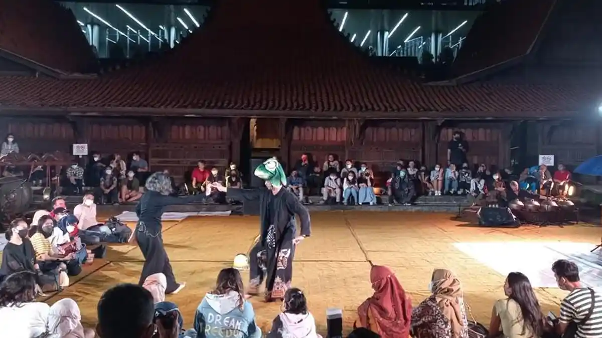 Legenda Godogan Kungkum Kodok, Karya Pertunjukan Perancis-Indonesia Alex Grillo