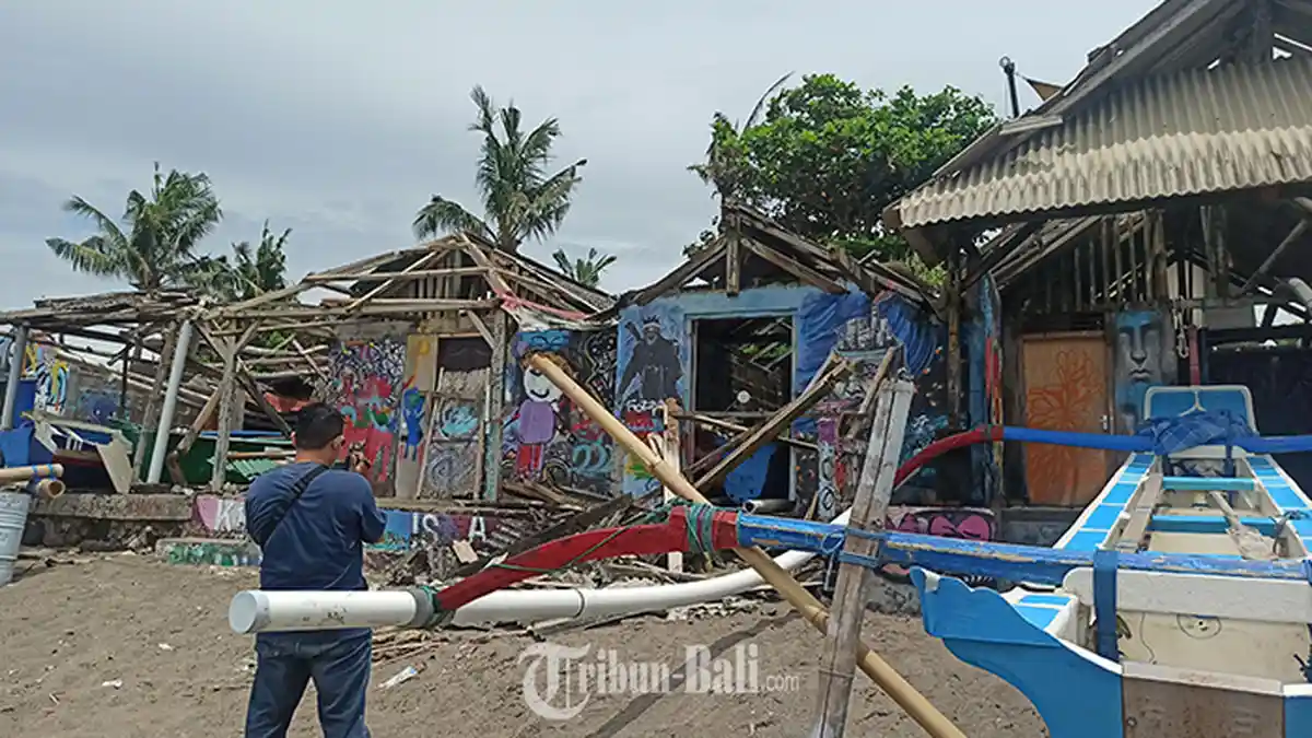 Angin Puting Beliung di Pantai Pererenan Canggu Bali, Belasan Atap Bangsal Hancur