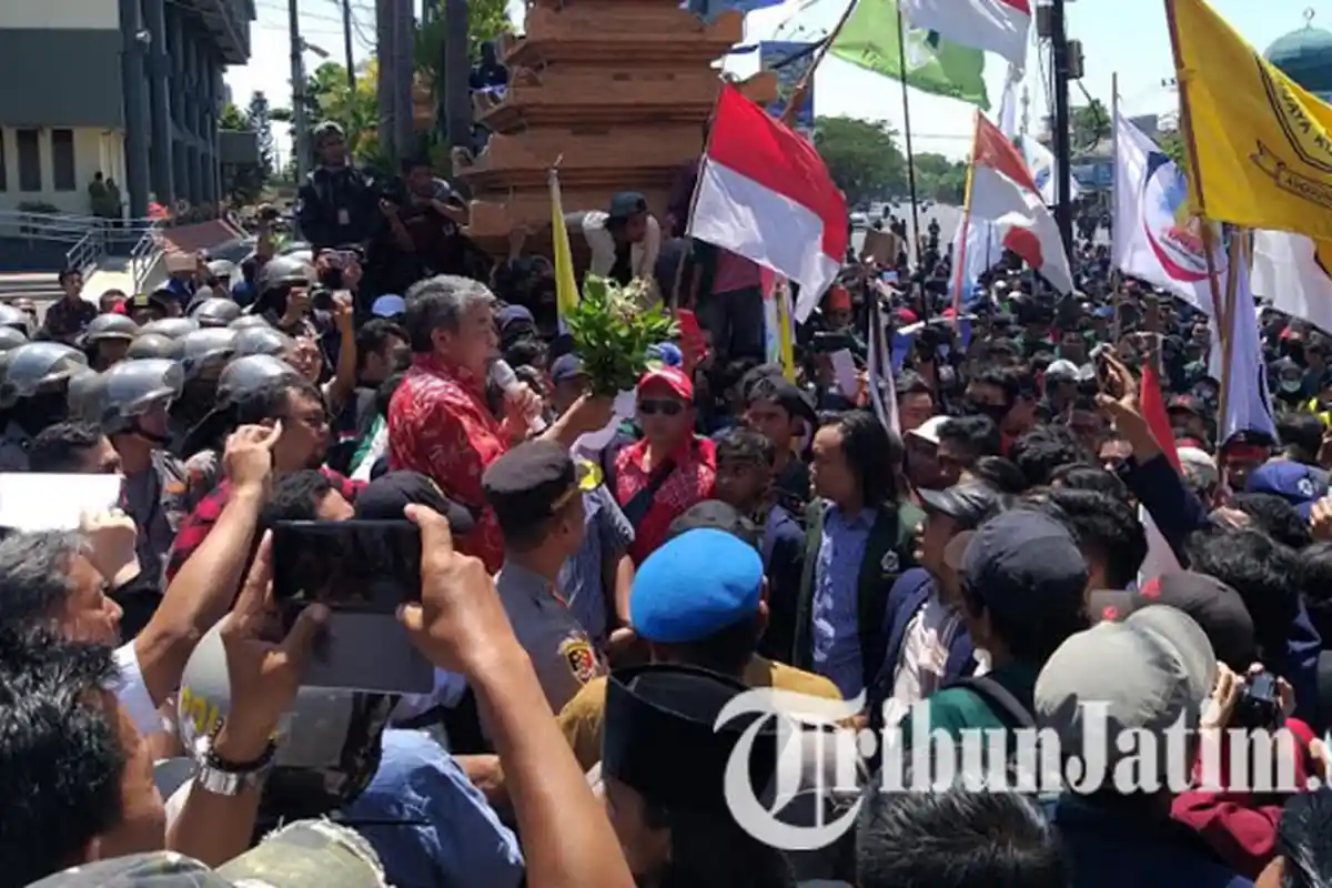 Demo Mahasiswa di Jatim, DPRD Jatim Amankan Oknum Mahasiswa, Sempat Dipukuli Mahasiswa Lain