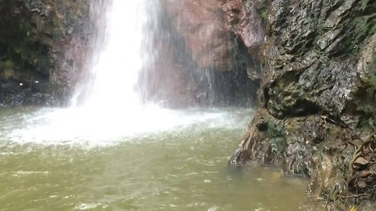 Pasca Makan Korban, Keruhnya Air Terjun Pulau Simo Kampar Disorot, Dampak Jalan Amblas Riau-Sumbar?