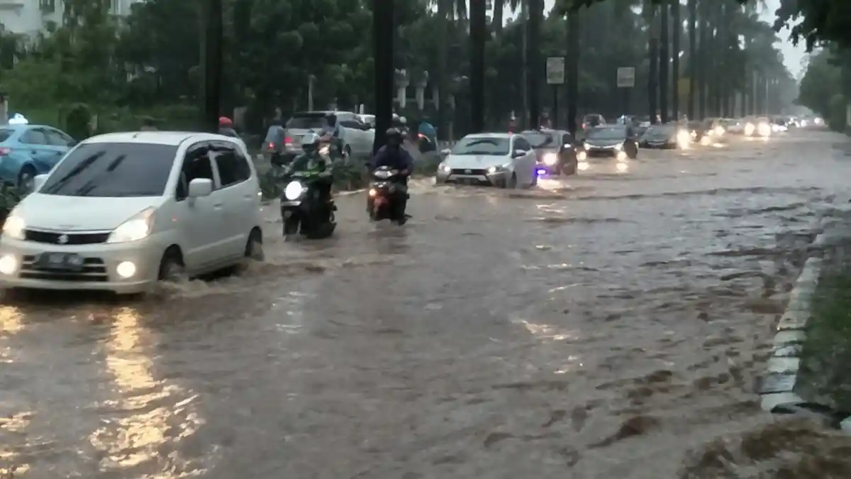 Diguyur Hujan Lebat, Jalan Pondok Indah Arah Lebak Bulus Tergenang Air Setinggi 50 Centimeter