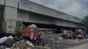 Sejumlah-gerobak-sampah-sedang-terparkir-di-area-tempat-transit-sampah-Kecamatan-Medan-Timur.jpg