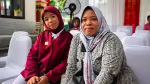 SEKOLAH-RAKYAT-Elikha-Rusma-13-berfoto-bersama-ibunya.jpg
