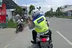 tilang-pakai-handphone-mulai-berjalan.jpg