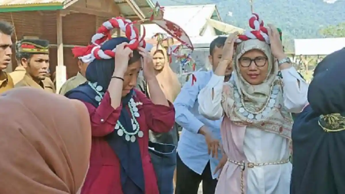 Duta Kanada Pakai Bulang Pengkah Saat Tinjau Kelompok Perempuan di Samar Kilang