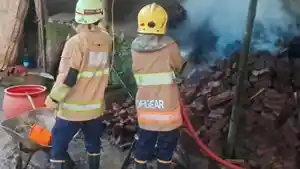 petugas-Damkar-Kediri-saat-memadamkan-api-tungku-oven-milik-sebuah-pabrik-arang-kayu.jpg