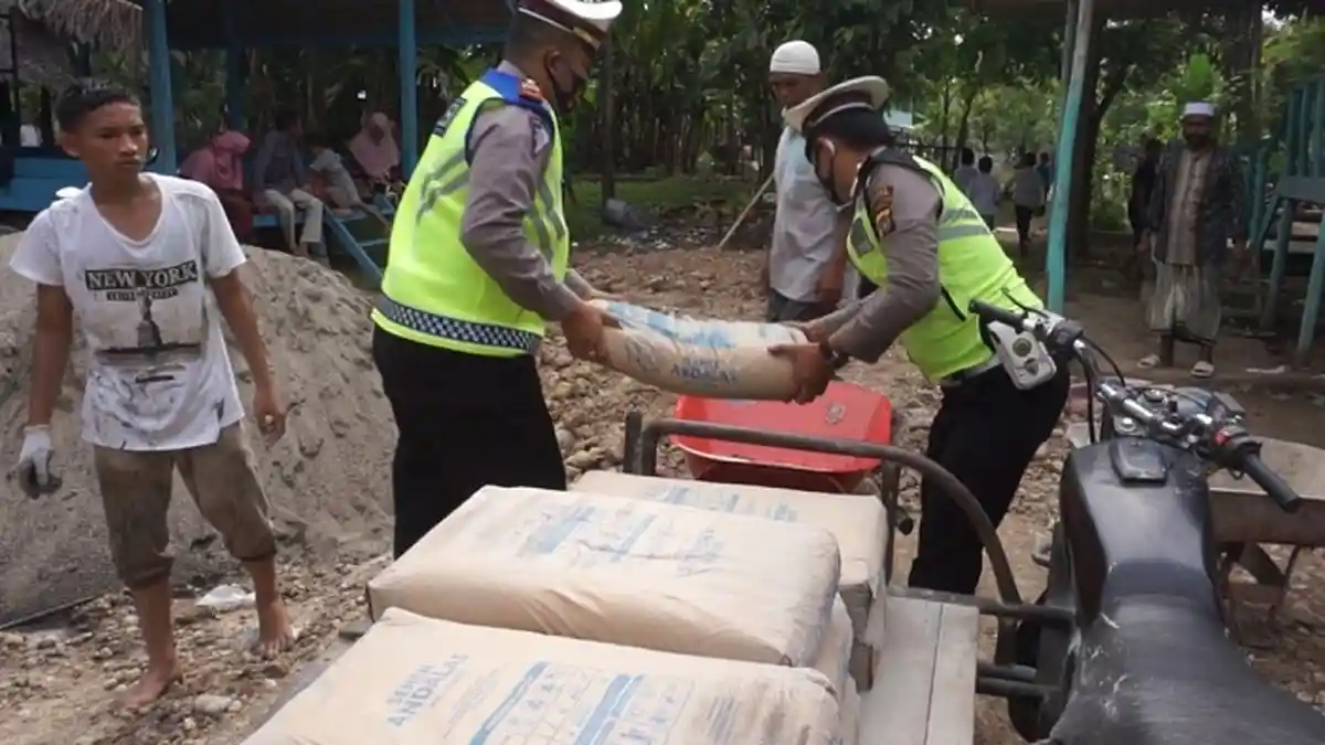 Satlantas Polres Lhokseumawe Salur Bantuan Dirlantas ke Dayah Darul Ulum Aceh Utara yang Terbakar