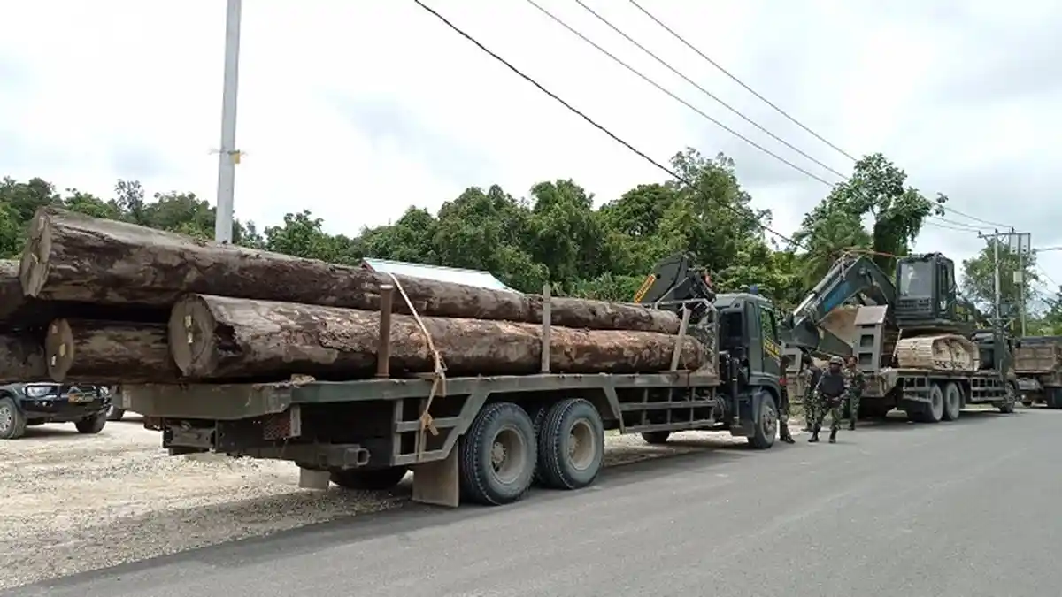 Aparat TNI-Polri Bangun Kembali Jembatan yang Dirusak oleh KNPB