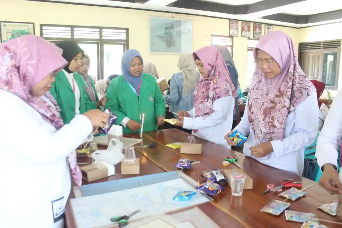 Ada Potensi Cuan, Mahasiswa KKN UIN Saizu Adakan Pelatihan Bouquet Snack di Kebumen