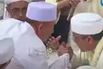 Momen-Habib-Rizieq-Shihab-Cium-Tangan-Mertua-Hampir-Seumuran-Dulu-Pernah-Jadi-Suadara-Ipar.jpg