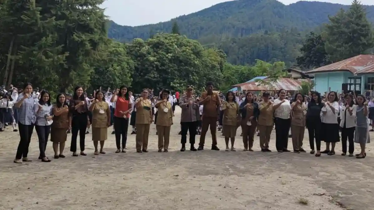 Polisi Masuk Sekolah, Kapolsek Parapat Sosialisasikan Tertib Berlalulntas