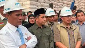 Menteri-Pertanian-Andi-Amran-Sulaiman-Ketua-Pimpinan-Wilayah-GP-Ansor-Jatim-Musaffa-Safril.jpg
