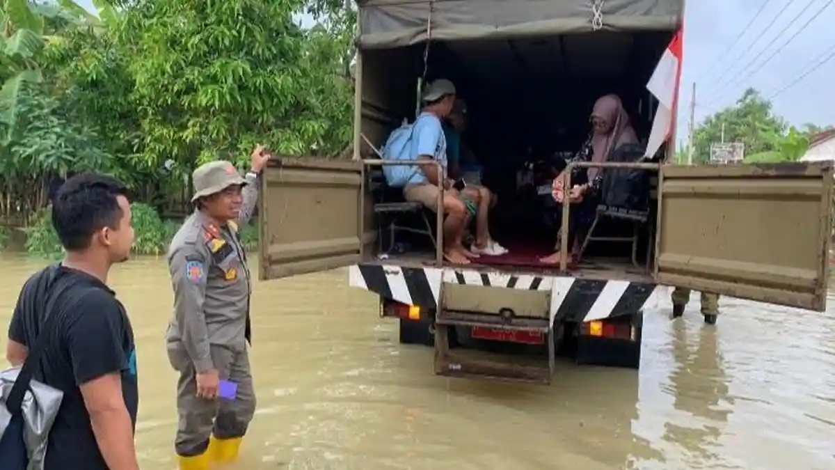 Banjir Pati di Desa Mintobasuki, Satpol PP dan BPBD Pati Antar Warga Berangkat Kerja dan Sekolah