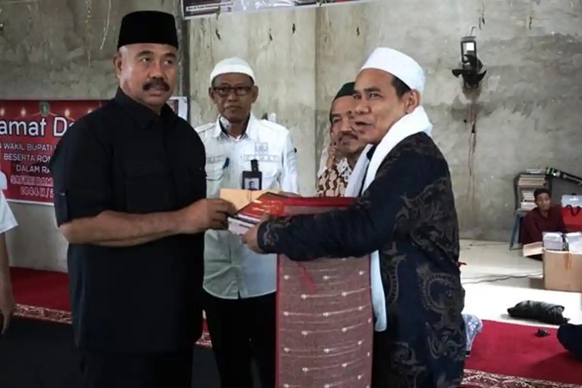 Rogoh Uang Pribadi, Bupati Kukar Sumbang Langgar Al Paqih M Arsyad dan Serahkan Bantuan bagi Duafa