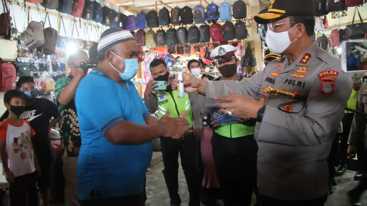 Kapolda Gorontalo Irjenpol Adnas Bagikan Masker dan Hand Sanitizer di Pasar Sentral