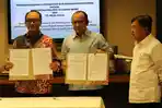 Pemprov-Sulbar-dan-Kalla-Group-disaksikan-Founder-Jusuf-Kalla-memperlihatkan-berkas-MoU.jpg