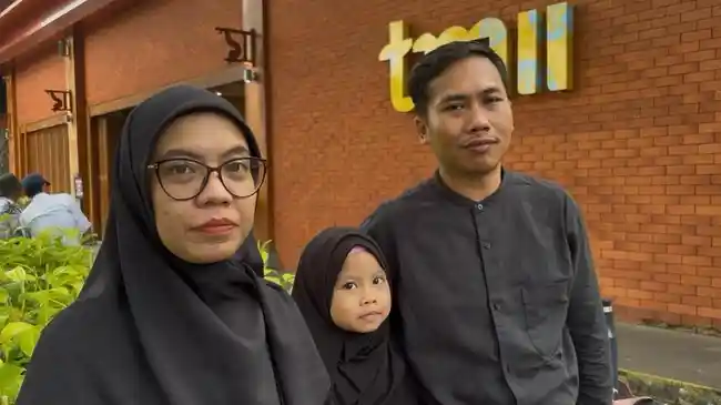 Habiskan Libur Lebaran di TMII, Pasutri Asal Tangsel Ini Jadikan Tari Kecak Sebagai Tujuan Utama