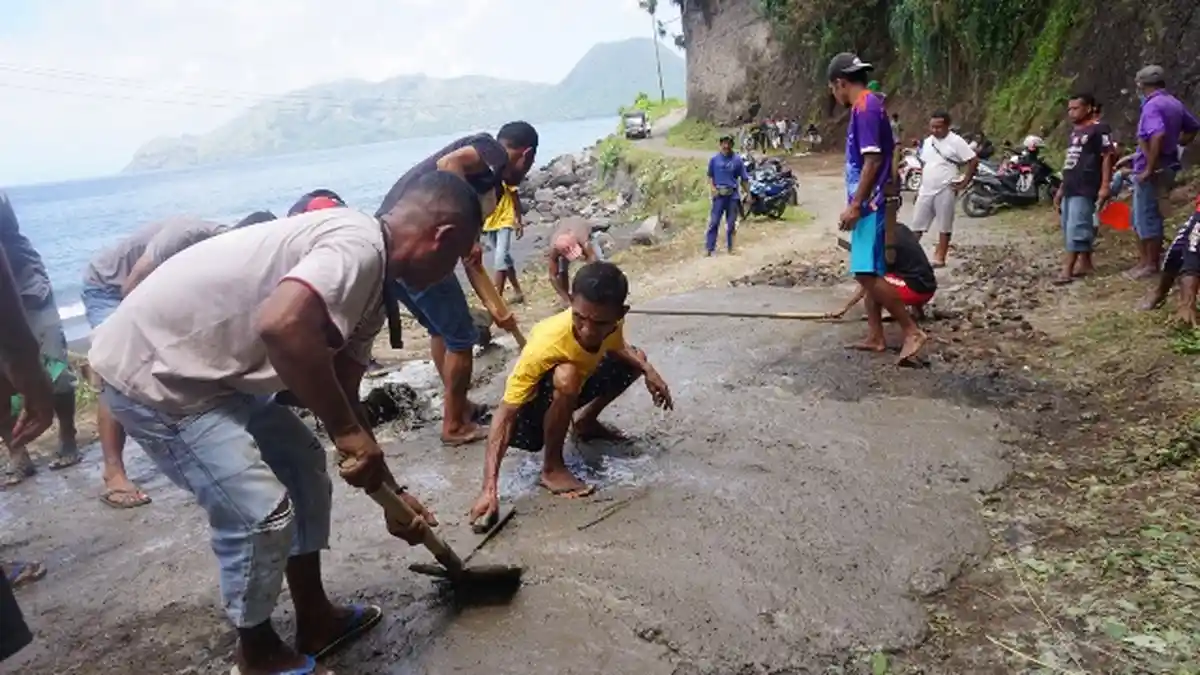 Suasana Warga Wolotopo Ende Gotong - royong Perbaiki Jalan Rusak