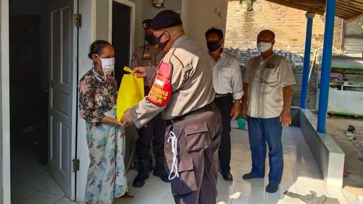 Keluarga Napiter Mendapat Bantuan Sembako Polresta Cirebon, Kapolresta: Mereka Bagian Masyarakat