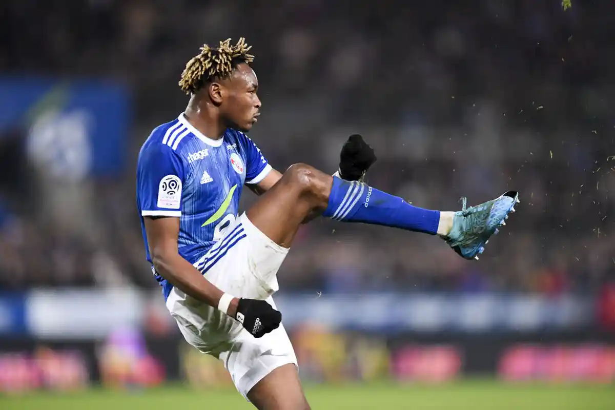 AC Milan Selangkah Lagi Boyong Bek Mohamed Simakan dari Strasbourg