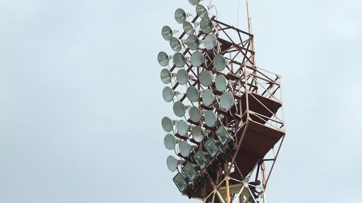 40 Lampu LED 500 Watt Siap Dipasang di Stadion Mattoanging