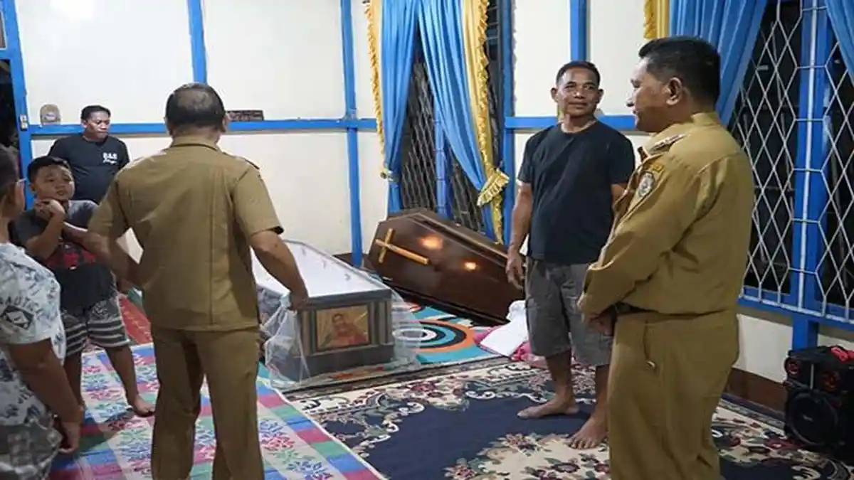 Pj Bupati Gutmen Antar Langsung Jenazah Ibunda Sekda Landak ke Rumah Duka