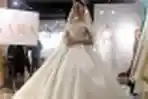 Kalina Oktarani Fitting Gaun Pengantin