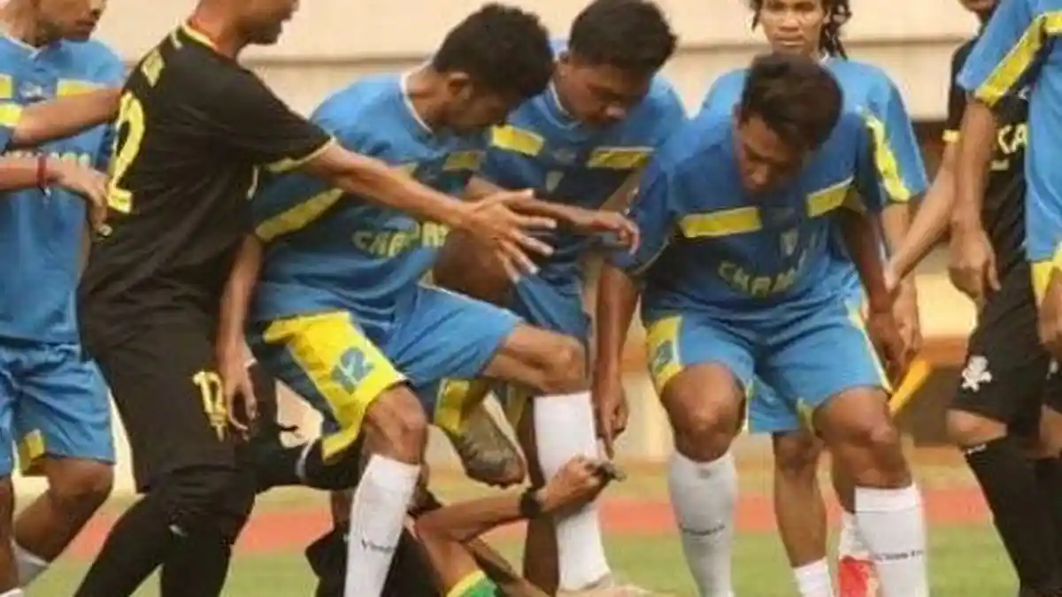 Wasit di Bekasi  Diinjak-injak Pemain Sampai Mukanya Berdarah