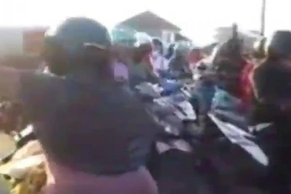 Gagal Terobos Palang Pintu Kereta Api dan Terjatuh, Video Emak-emak Ini Jadi Viral