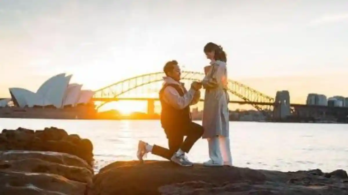 MOMEN Pebulu Tangkis Anthony Ginting Lamar Kekasih di Australia, Pacaran Sejak 2014: 'She Said Yes!'