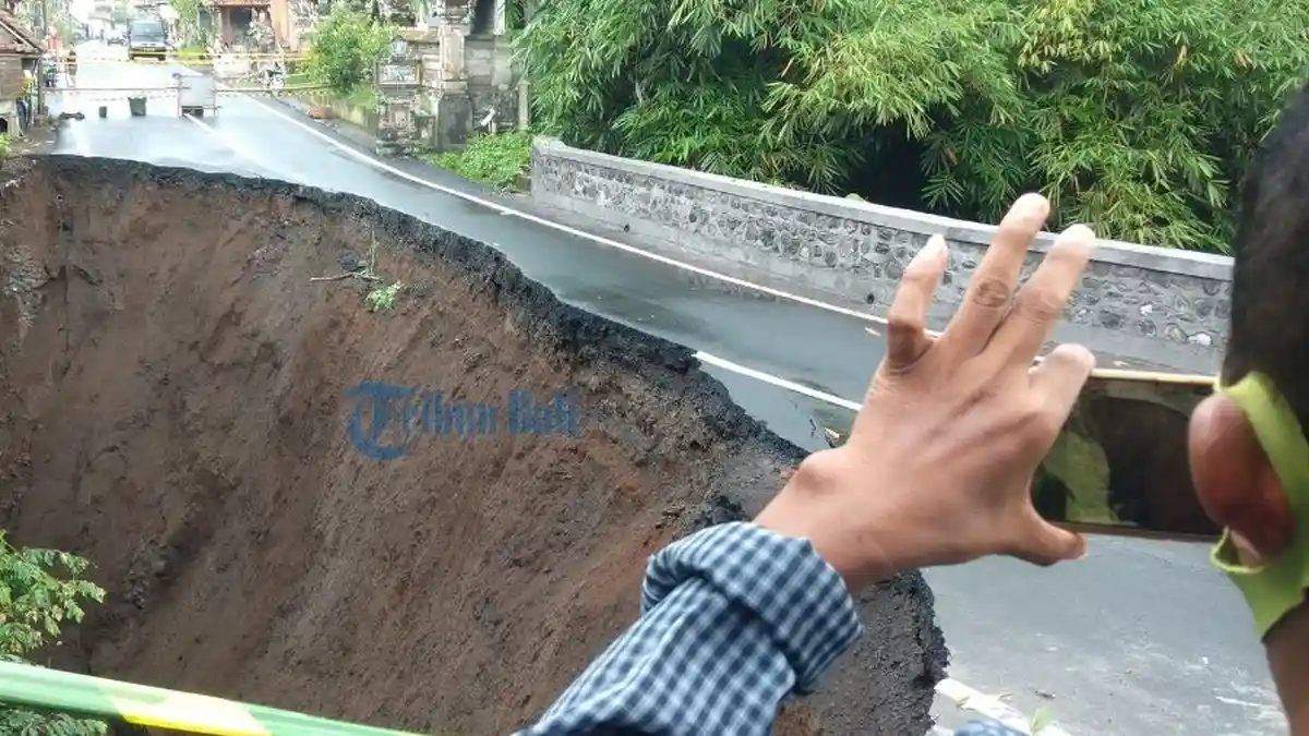 Baru Hotmix, Jalan Penghubung Pejeng dan Pejeng Kelod Amblas