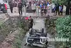 kecelakaan-di-madiun-pikap-terbalik-di-sungai-Desa-Banjarsari-Kulon.jpg