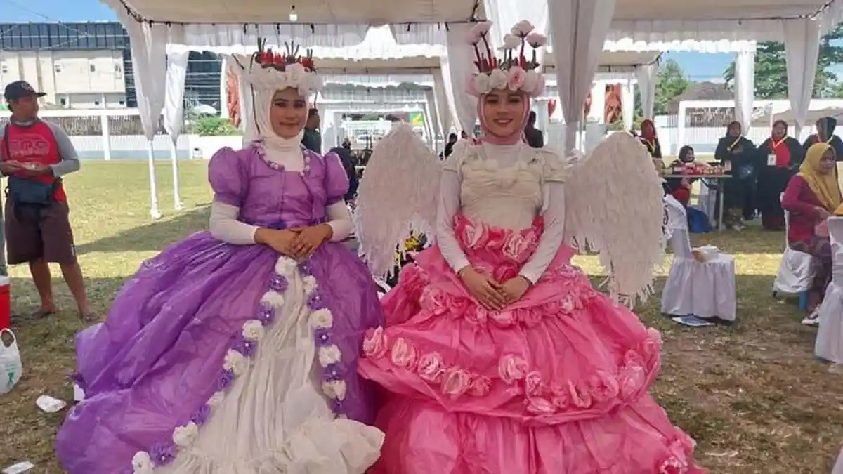 Kader PKK Kecamatan Selaparang Mataram Bikin Gaun yang Indah dari Bahan Daur Ulang Sampah Plastik