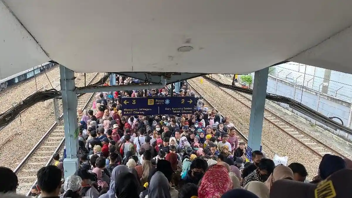 Kepadatan Stasiun Tanah Abang Jelang Lebaran Dipadati Penumpang yang Hendak Berbelanja