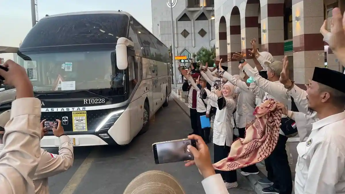 Jemaah Haji Tinggalkan Madinah, Haru Tanah Suci dan Rindu Keluarga