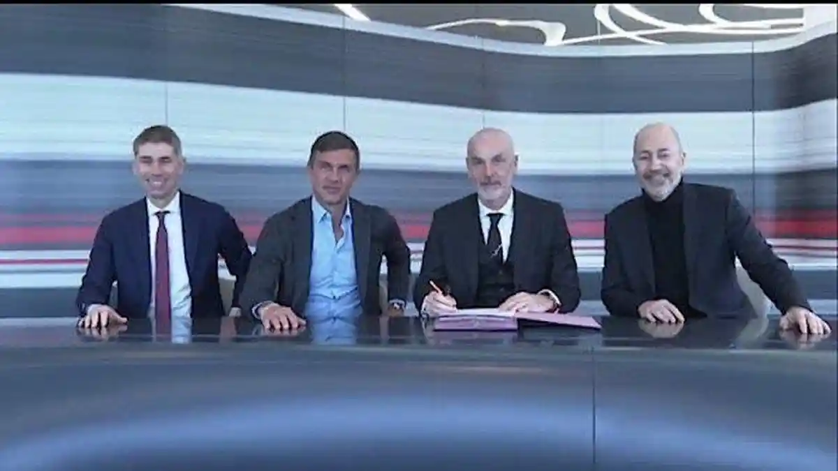 Libur Natal 2021 Stefano Pioli dan Skuat AC Milan Tetap Gelar Latihan via Zoom, Ini Alasannya