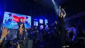 Penampilan-Dewa-19-featuring-Mulan-Jameela-Ello-dan-Virzha-di-panggung-malam-pesta-rakyat.jpg