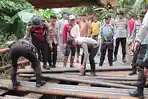 AKBP Agung Perintahkan Anggotanya Perbaiki Jembatan Sungai Use di Desa Pulau Panggung, Ini Tujuannya
