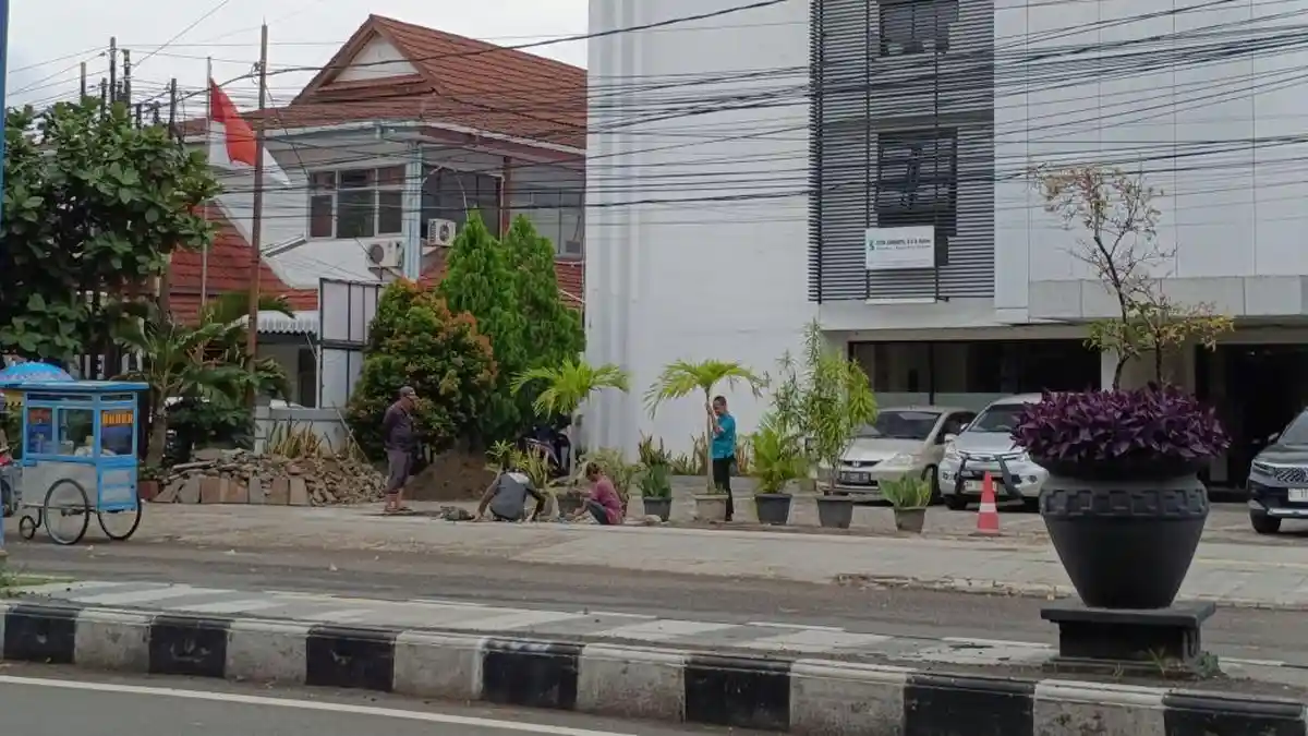 Dulu Ambrol dan Jadi Parkiran, Kini Trotoar Wahidin Cirebon Kembali Aman Untuk Pejalan Kaki