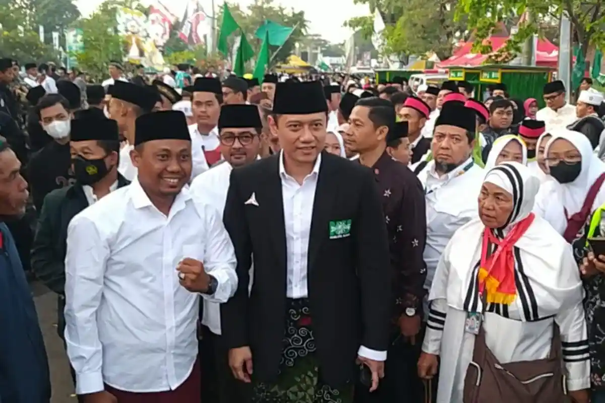 Hadiri Acara Harlah 1 Abad Nahdlatul Ulama di Sidoarjo, AHY Jadi Sasaran Selfie Para Jamaah