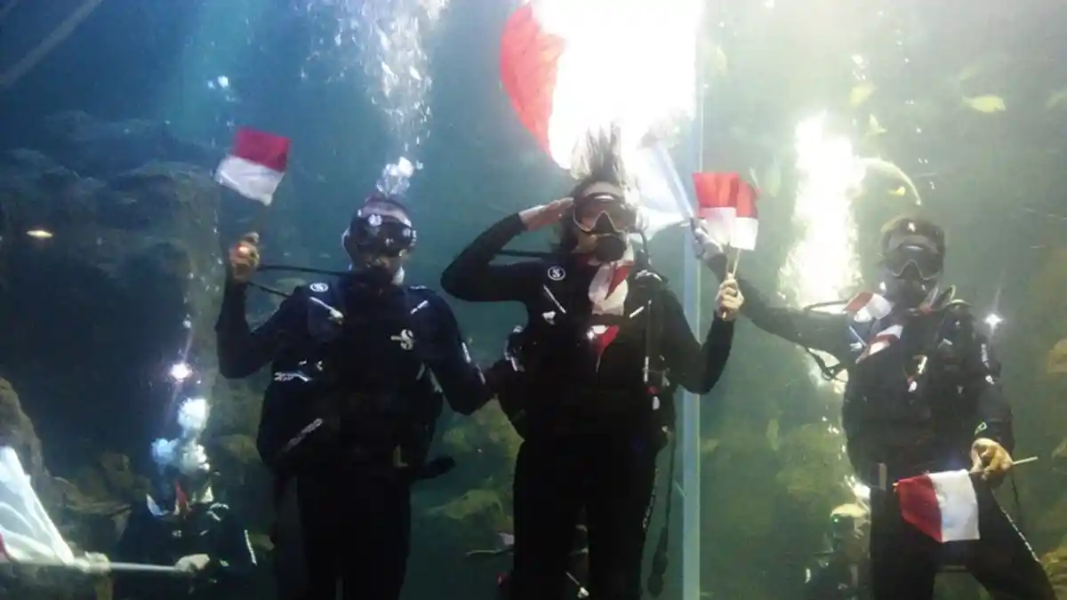 Pengalaman Chua 'Kotak' Kibarkan Bendera Merah Putih di Tengah Ribuan Ikan