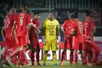 kiper-persija-jakarta-andritany-ardhiyasa-memberi-instruksi-kepada-rekannya.jpg