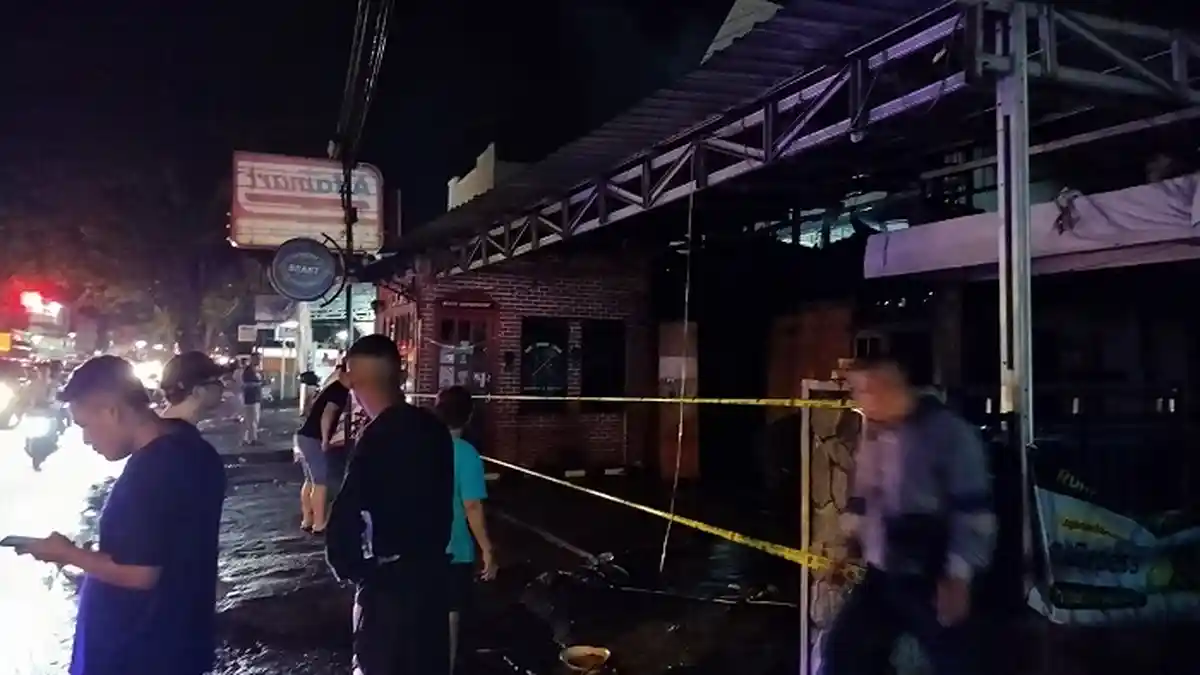 Kebakaran di Manado Sulawesi Utara, Warga Masih Berupaya Padamkan Sisa Api di TKP
